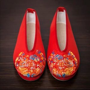 Chinese wedding red shoe with embroidery